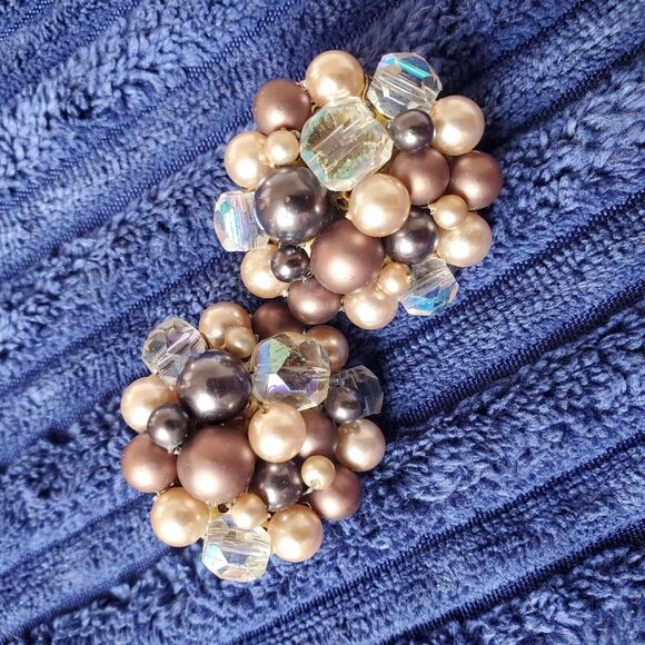 Vintage Clip Earrings Cluster Faceted Beads & Faux Pearl Grannycore Mid Century - Picture 2 of 12